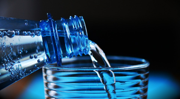 S’assurer de la qualité de l’eau contenue dans les bouteilles avant d’en acheter